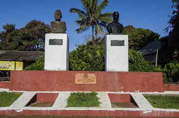 111 - Chile - isla de Rapa Nui o Pascua - Hanga Roa - monumentos a Atamu Tekena y Policarpo Toro